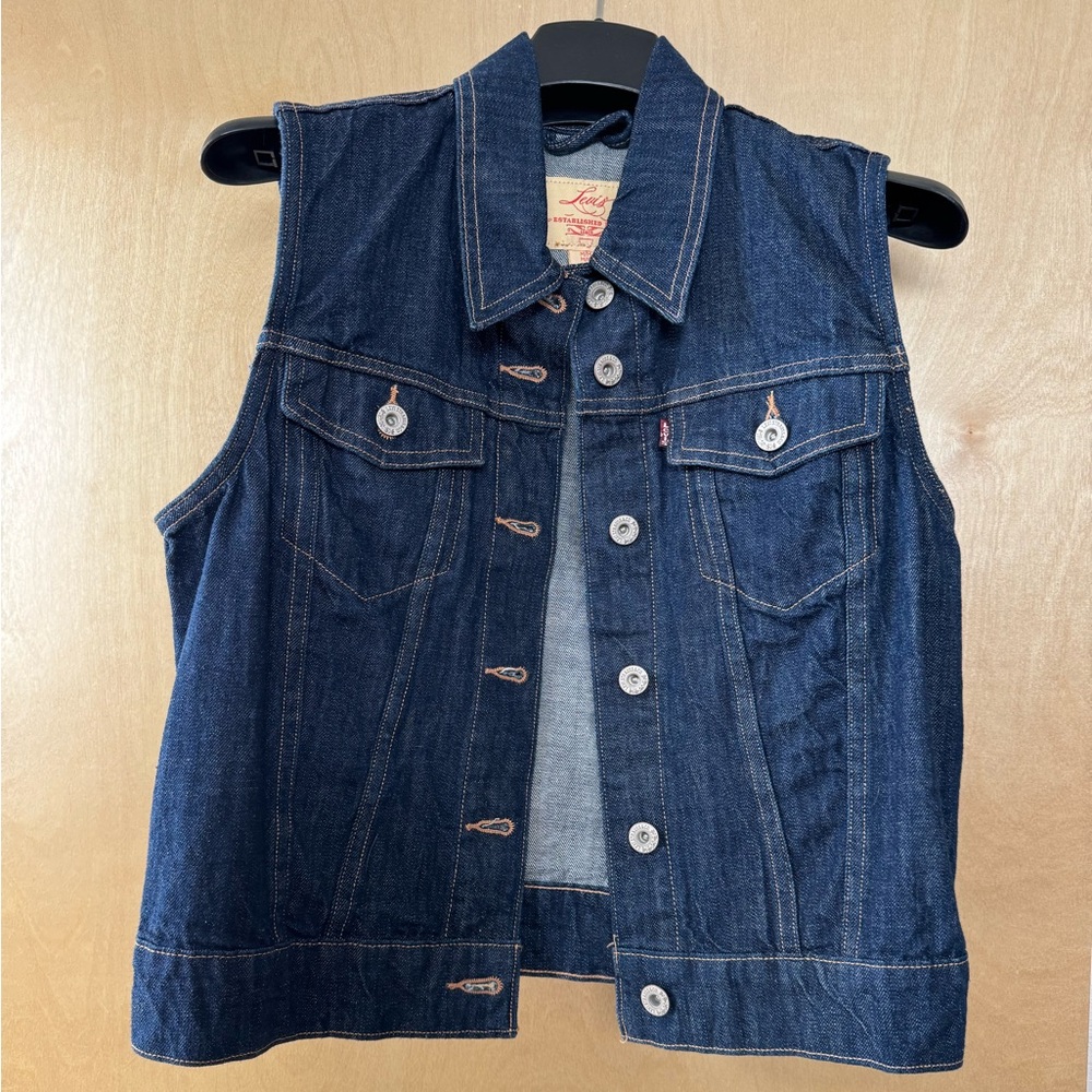 Levi’s denim vest in women’s M